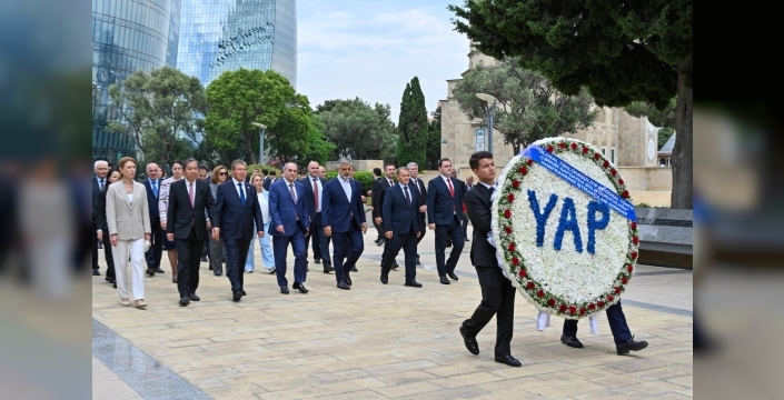 Üstel, Haydar Aliyev’in anıt mezarını ziyaret etti